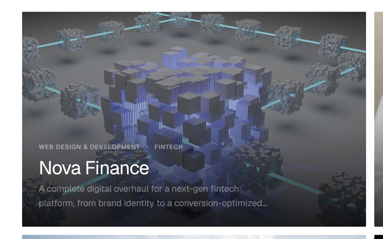 La tarjeta de Nova Finance en detalle: la categoría «Web Design & Development · Fintech», el nombre del proyecto y la descripción «A complete digital overhaul for a next-gen fintech platform, from brand identity to a conversion-optimized...» sobre un render 3D de cubos conectados.