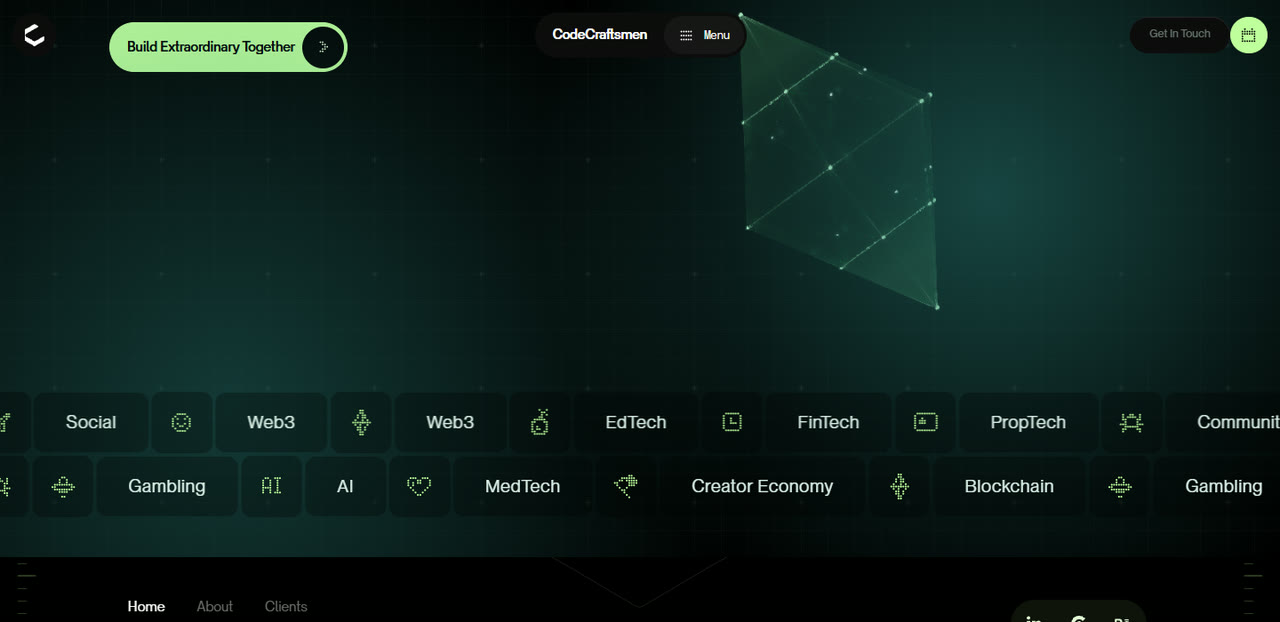El cierre del sitio: la fila de etiquetas con las industrias del equipo —Web3, EdTech, FinTech, PropTech, Social, Gambling, IA, MedTech, Creator Economy, Blockchain— y el botón «Explore Our Expertise».