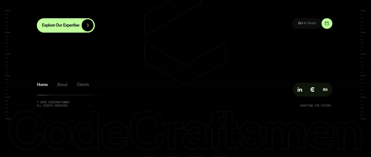 El pie del sitio: la navegación con los enlaces Home, About y Clients, el aviso de copyright «© 2025 Codecraftsmen», los íconos de redes y la leyenda «Crafting the future», con el nombre de la marca empezando a asomar en letras gigantes debajo.