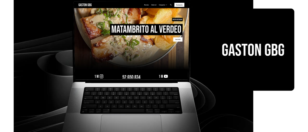 El sitio de Gastón GBG abierto en una laptop, sobre un fondo negro ondulado. En pantalla, la portada: la foto de un matambrito al verdeo con papas ocupando todo el ancho, el nombre de la receta destacada sobre una placa negra y, al pie, las cifras del canal. Al costado, la placa con el logotipo de la marca.