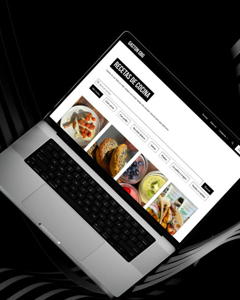 El sitio de Gastón GBG abierto en una laptop en diagonal, sobre un fondo negro con líneas onduladas. En pantalla, el listado de recetas con su buscador y las categorías.