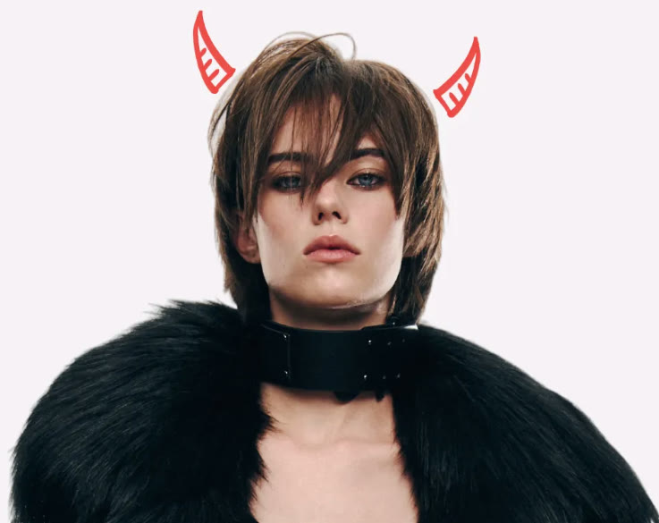 Retrato de la modelo de campaña de Serotoninn, de los hombros para arriba: cuernos de diablo dibujados sobre el pelo, la mirada al frente y un tapado de piel negro.