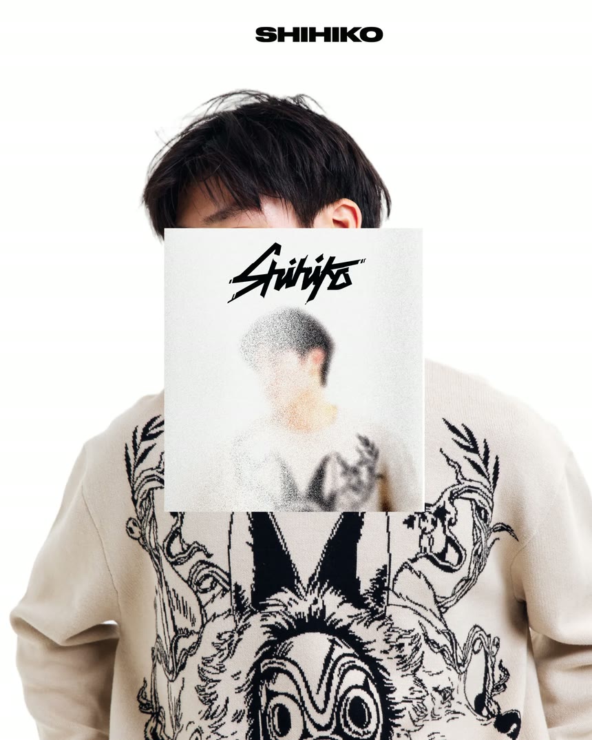 El logotipo de Shihiko superpuesto a la foto de un modelo con buzo estampado, en la página de producto de la tienda.