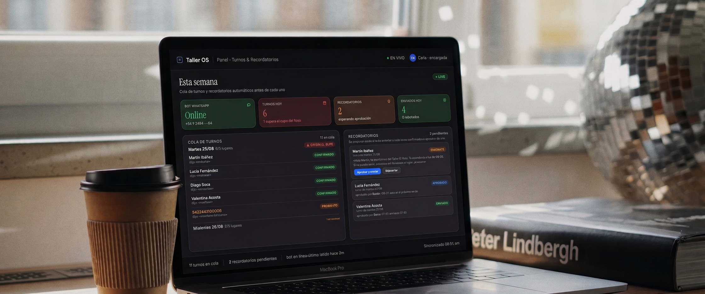 El panel del taller mecánico abierto en una laptop sobre un escritorio. En pantalla, a la izquierda la cola de turnos del martes con un conflicto marcado: seis turnos confirmados contra un cupo de cinco; a la derecha los recordatorios automáticos que se proponen la tarde anterior a cada turno, uno pendiente de aprobación con su mensaje y sus botones de aprobar y descartar, y los siguientes ya aprobados y enviados.