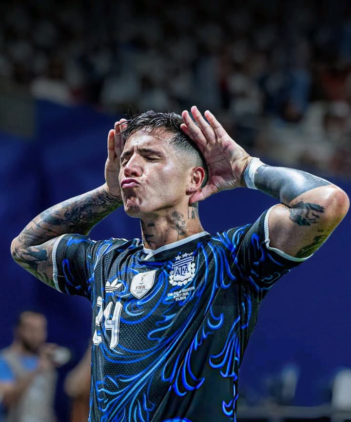 Enzo Fernández festejando con la camiseta de la Selección Argentina.